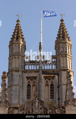 BATH, UK - 20 APRILE 2020 : 'THANK YOU NHS' Flag vola sull'Abbazia di Bath come tributo a tutto il lavoro del Servizio sanitario Nazionale durante la crisi COVID Foto Stock