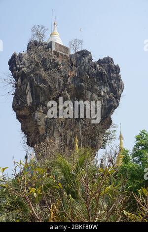 HPa An, Birma. 02nd Mar, 2020. Primo: 02.03.2020 Viaggi, turismo, turismo, Asia, paese e persone Myanmar, hPa-an, Pagoda sulla montagna bella Kyauk Kalap Pagoda buddista in hPa-an, Myanmar | utilizzo nel mondo Credit: dpa/Alamy Live News Foto Stock