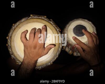 Tamburi classici indiani - tabla - suonati, con sfocatura del movimento Foto Stock
