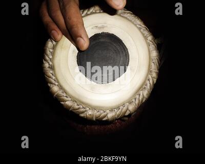 Tamburi classici indiani - tabla - suonati, con sfocatura del movimento Foto Stock
