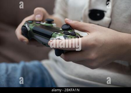 Toronto, Canada - 2 maggio 2020: Joystick controller wireless nelle mani di una donna, giocando a videogiochi. Primo piano Foto Stock