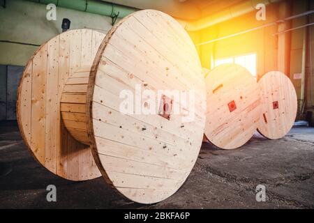 Produzione di bobine in legno per avvolgimento e trasporto di cavi elettrici. Foto Stock