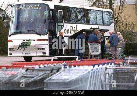 British Booze turisti a Calais Francia 2001 Foto Stock