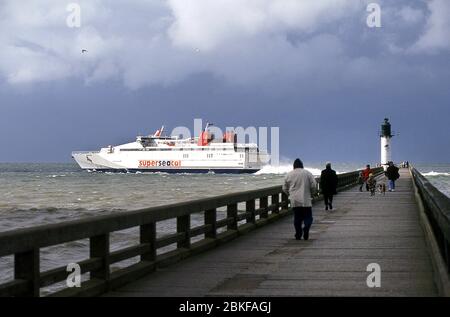 British Booze turisti a Calais Francia 2001 Foto Stock