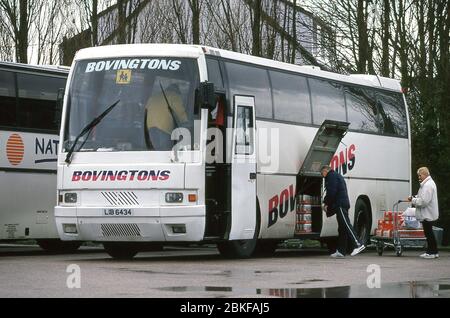 British Booze turisti a Calais Francia 2001 Foto Stock