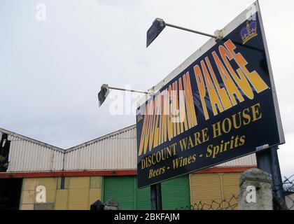 British Booze turisti a Calais Francia 2001 Foto Stock