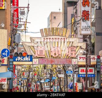 Osaka / Giappone - 1 ottobre 2017: Famosa via Dotonbori nel centro di Osaka, conosciuta per i suoi numerosi ristoranti e negozi, uno dei principali destinati turistici Foto Stock