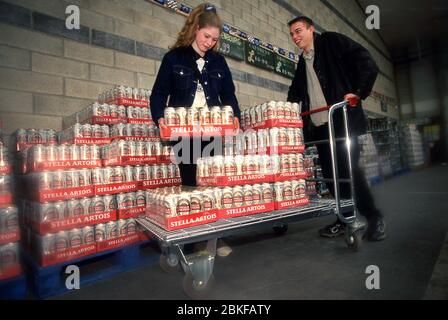 British Booze turisti in stock con birra a Calais Francia 2001 Foto Stock