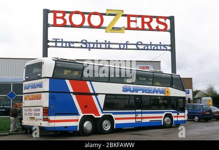 British Booze turisti a Calais Francia 2001 Foto Stock