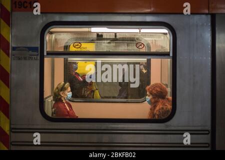 Athen, Grecia. 04 maggio 2020. Passeggeri mascherati in metropolitana. In Grecia, i cittadini hanno potuto lasciare le loro case senza restrizioni da lunedì, ma non possono recarsi in un'altra prefettura. I saloni per parrucchieri, i negozi di elettricità e le librerie stanno riaprendo. Le maschere saranno obbligatorie da lunedì nei trasporti pubblici, negli ascensori e negli ospedali, nonché negli ambulatori medici. Credit: Socrates Baltagiannis/dpa/Alamy Live News Foto Stock