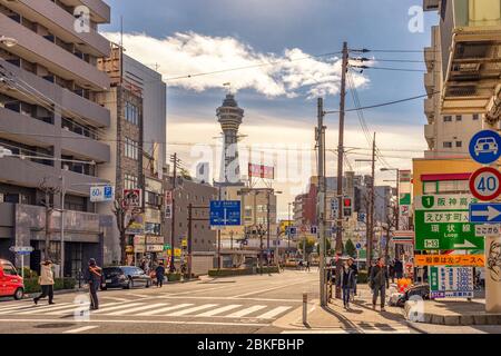 Osaka / Giappone - 28 dicembre 2017: Tsutenkaku Tower, famoso punto di riferimento di Osaka, aperto nel 1956, e il colorato quartiere di Shinsekai in Osak Foto Stock