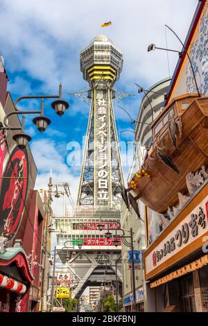 Osaka / Giappone - 28 dicembre 2017: Tsutenkaku Tower, famoso punto di riferimento di Osaka, aperto nel 1956, e il colorato quartiere di Shinsekai in Osak Foto Stock