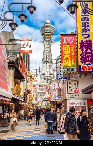 Osaka / Giappone - 28 dicembre 2017: Tsutenkaku Tower, famoso punto di riferimento di Osaka, aperto nel 1956, e il colorato quartiere di Shinsekai in Osak Foto Stock