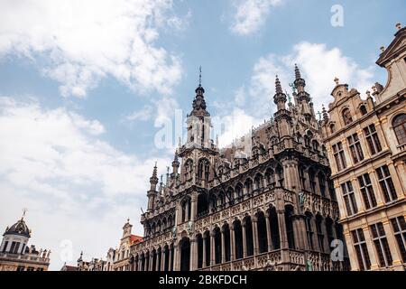 Monumento di architettura contro il cielo blu, il campanile, edificio gotico casa del pane, Palazzo re, Museo conserva statua Manneken Pis. Vista dal basso Foto Stock