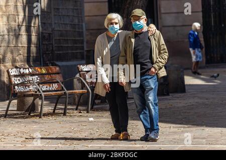 Barcellona, Spagna. 4rd Maggio, 2020. Coppia matura che cammina attraverso una strada del centro di Barcellona durante le ore in cui gli anziani sono autorizzati ad andare all'aria aperta Credit: Dino Geromella/Alamy Live News Foto Stock