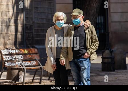 Barcellona, Spagna. 4rd Maggio, 2020. Coppia matura che cammina attraverso una strada del centro di Barcellona durante le ore in cui gli anziani sono autorizzati ad andare all'aria aperta Credit: Dino Geromella/Alamy Live News Foto Stock