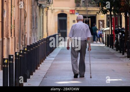 Barcellona, Spagna. 4rd Maggio, 2020. Uomo anziano che cammina attraverso una strada del centro di Barcellona durante le ore in cui gli anziani sono autorizzati ad andare all'aria aperta Credit: Dino Geromella/Alamy Live News Foto Stock