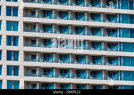 File di balconi in un moderno edificio alberghiero a Tel Aviv, Israele. Foto Stock