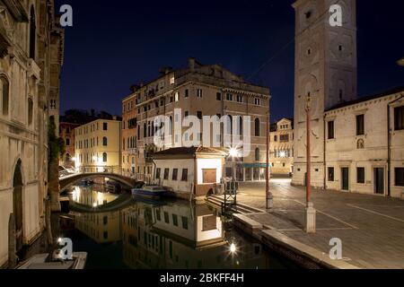 Venezia, Italia. 3 maggio 2020. Ultima notte di quarantena a Venezia, dal 4 maggio diverse attività riapriranno al pubblico e molto probabilmente il traffico, sia acqua che città, nella città inizierà di nuovo. La notte prima del 04 maggio mostra una città che è sempre deserta, con pochissimo traffico d'acqua abbastanza per poter scattare foto a lunga esposizione senza il disturbo dei sentieri luminosi. Credit: Independent Photo Agency/Alamy Live News Foto Stock