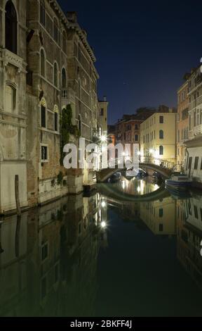 Venezia, Italia. 3 maggio 2020. Ultima notte di quarantena a Venezia, dal 4 maggio diverse attività riapriranno al pubblico e molto probabilmente il traffico, sia acqua che città, nella città inizierà di nuovo. La notte prima del 04 maggio mostra una città che è sempre deserta, con pochissimo traffico d'acqua abbastanza per poter scattare foto a lunga esposizione senza il disturbo dei sentieri luminosi. Credit: Independent Photo Agency/Alamy Live News Foto Stock