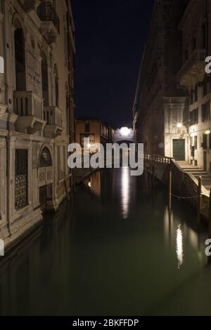 Venezia, Italia. 3 maggio 2020. Ultima notte di quarantena a Venezia, dal 4 maggio diverse attività riapriranno al pubblico e molto probabilmente il traffico, sia acqua che città, nella città inizierà di nuovo. La notte prima del 04 maggio mostra una città che è sempre deserta, con pochissimo traffico d'acqua abbastanza per poter scattare foto a lunga esposizione senza il disturbo dei sentieri luminosi. Credit: Independent Photo Agency/Alamy Live News Foto Stock