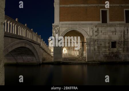 Venezia, Italia. 3 maggio 2020. Ultima notte di quarantena a Venezia, dal 4 maggio diverse attività riapriranno al pubblico e molto probabilmente il traffico, sia acqua che città, nella città inizierà di nuovo. La notte prima del 04 maggio mostra una città che è sempre deserta, con pochissimo traffico d'acqua abbastanza per poter scattare foto a lunga esposizione senza il disturbo dei sentieri luminosi. Credit: Independent Photo Agency/Alamy Live News Foto Stock