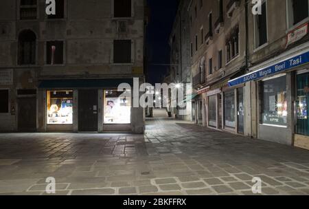 Venezia, Italia. 3 maggio 2020. Ultima notte di quarantena a Venezia, dal 4 maggio diverse attività riapriranno al pubblico e molto probabilmente il traffico, sia acqua che città, nella città inizierà di nuovo. La notte prima del 04 maggio mostra una città che è sempre deserta, con pochissimo traffico d'acqua abbastanza per poter scattare foto a lunga esposizione senza il disturbo dei sentieri luminosi. Credit: Independent Photo Agency/Alamy Live News Foto Stock