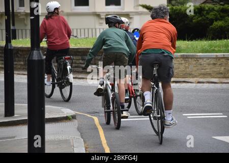 Famiglia di ciclisti in un giro Foto Stock