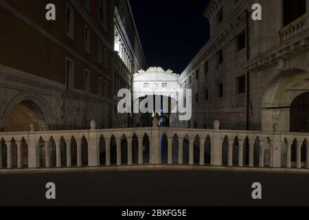 Venezia, Italia. 3 maggio 2020. Ultima notte di quarantena a Venezia, dal 4 maggio diverse attività riapriranno al pubblico e molto probabilmente il traffico, sia acqua che città, nella città inizierà di nuovo. La notte prima del 04 maggio mostra una città che è sempre deserta, con pochissimo traffico d'acqua abbastanza per poter scattare foto a lunga esposizione senza il disturbo dei sentieri luminosi. Credit: Independent Photo Agency/Alamy Live News Foto Stock