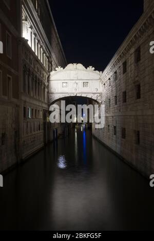 Venezia, Italia. 3 maggio 2020. Ultima notte di quarantena a Venezia, dal 4 maggio diverse attività riapriranno al pubblico e molto probabilmente il traffico, sia acqua che città, nella città inizierà di nuovo. La notte prima del 04 maggio mostra una città che è sempre deserta, con pochissimo traffico d'acqua abbastanza per poter scattare foto a lunga esposizione senza il disturbo dei sentieri luminosi. Credit: Independent Photo Agency/Alamy Live News Foto Stock