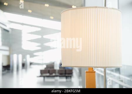 Lampada decorativa su sfondo chiaro in cabina di aeroporto. Foto Stock