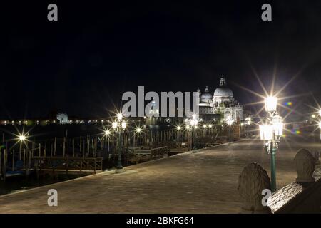 Venezia, Italia. 3 maggio 2020. Ultima notte di quarantena a Venezia, dal 4 maggio diverse attività riapriranno al pubblico e molto probabilmente il traffico, sia acqua che città, nella città inizierà di nuovo. La notte prima del 04 maggio mostra una città che è sempre deserta, con pochissimo traffico d'acqua abbastanza per poter scattare foto a lunga esposizione senza il disturbo dei sentieri luminosi. Credit: Independent Photo Agency/Alamy Live News Foto Stock