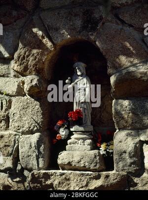 Saint Roch (1348-1376 o 1379). santo Cattolico. Nicchia. Statua del santo raffigurata come pellegrino. Chiesa dell'Assunzione, 16 ° secolo. Torrelodones, Comunità di Madrid, Spagna. Foto Stock