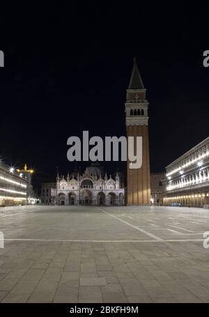 Venezia, Italia. 3 maggio 2020. Ultima notte di quarantena a Venezia, dal 4 maggio diverse attività riapriranno al pubblico e molto probabilmente il traffico, sia acqua che città, nella città inizierà di nuovo. La notte prima del 04 maggio mostra una città che è sempre deserta, con pochissimo traffico d'acqua abbastanza per poter scattare foto a lunga esposizione senza il disturbo dei sentieri luminosi. Credit: Independent Photo Agency/Alamy Live News Foto Stock