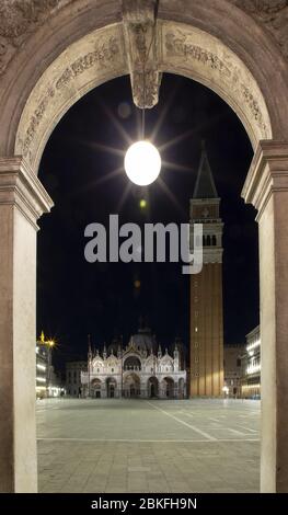 Venezia, Italia. 3 maggio 2020. Ultima notte di quarantena a Venezia, dal 4 maggio diverse attività riapriranno al pubblico e molto probabilmente il traffico, sia acqua che città, nella città inizierà di nuovo. La notte prima del 04 maggio mostra una città che è sempre deserta, con pochissimo traffico d'acqua abbastanza per poter scattare foto a lunga esposizione senza il disturbo dei sentieri luminosi. Credit: Independent Photo Agency/Alamy Live News Foto Stock