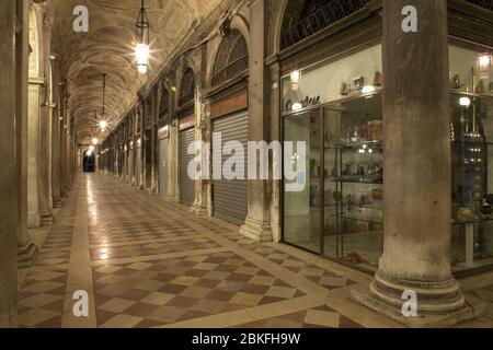 Venezia, Italia. 3 maggio 2020. Ultima notte di quarantena a Venezia, dal 4 maggio diverse attività riapriranno al pubblico e molto probabilmente il traffico, sia acqua che città, nella città inizierà di nuovo. La notte prima del 04 maggio mostra una città che è sempre deserta, con pochissimo traffico d'acqua abbastanza per poter scattare foto a lunga esposizione senza il disturbo dei sentieri luminosi. Credit: Independent Photo Agency/Alamy Live News Foto Stock