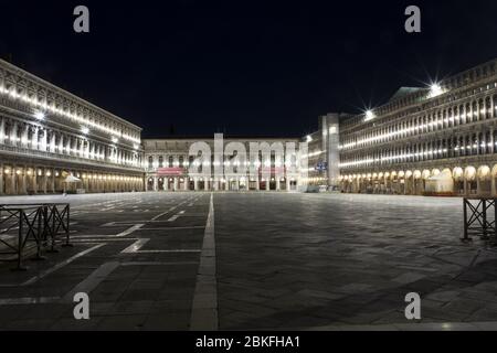 Venezia, Italia. 3 maggio 2020. Ultima notte di quarantena a Venezia, dal 4 maggio diverse attività riapriranno al pubblico e molto probabilmente il traffico, sia acqua che città, nella città inizierà di nuovo. La notte prima del 04 maggio mostra una città che è sempre deserta, con pochissimo traffico d'acqua abbastanza per poter scattare foto a lunga esposizione senza il disturbo dei sentieri luminosi. Credit: Independent Photo Agency/Alamy Live News Foto Stock