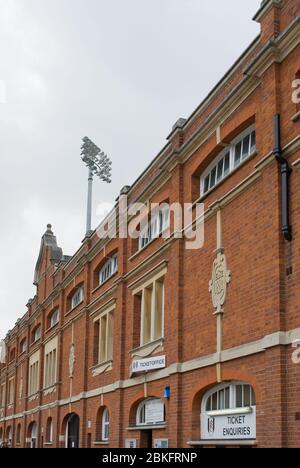 Architettura vittoriana del 1900 Old Football Stadium Fulham FC Johnny Haynes Stand Craven Cottage Stevenage Rd, Fulham, Londra SW6 6HH Archibald Leitch Foto Stock