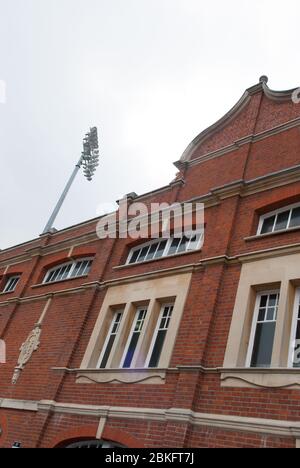 Architettura vittoriana del 1900 Old Football Stadium Fulham FC Johnny Haynes Stand Craven Cottage Stevenage Rd, Fulham, Londra SW6 6HH Archibald Leitch Foto Stock