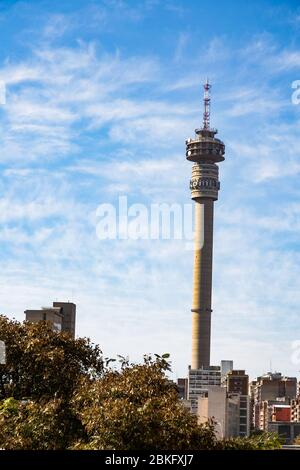 Johannesburg, Sudafrica - 18 luglio 2014: Telkom torre di comunicazione e appartamenti a Hilbrow Foto Stock