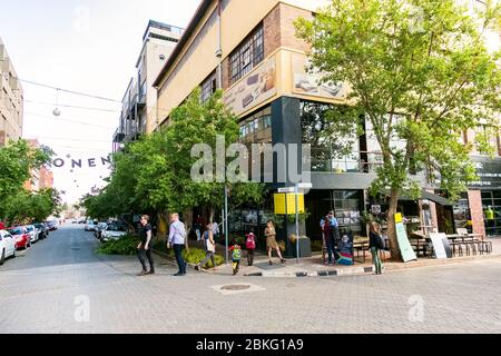 Johannesburg, Sud Africa - 25 ottobre 2016: Caffè e ristoranti di strada nel quartiere Moboneng nel quartiere centrale degli affari di Johannesburg Foto Stock