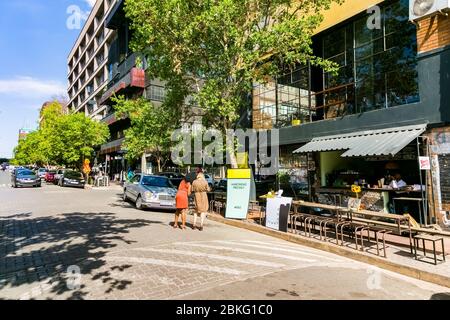 Johannesburg, Sud Africa - 25 ottobre 2016: Caffè e ristoranti di strada nel quartiere Moboneng nel quartiere centrale degli affari di Johannesburg Foto Stock