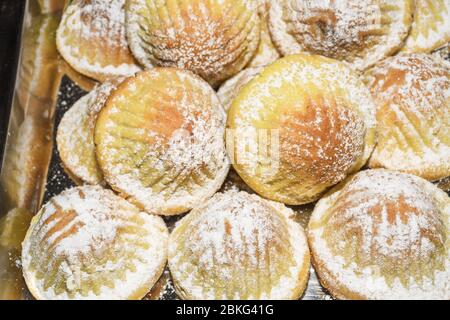 Ma'amoul - dolce tradizionale turco o arabo. EID al-Fitr musulmano, pasticceria ripiena di datteri ricoperti di zucchero in polvere. Eid fatto in casa e Ramadan da Foto Stock