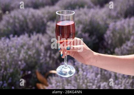 bagliore del sole in un bicchiere di vino rosato Foto Stock