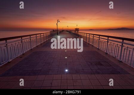 Un'alba spettacolare sulla spiaggia di Burgas, Bulgaria. Alba sul ponte Burgas. Ponte a Burgas - simbolo della città. Foto Stock