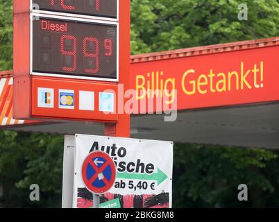 Duisburg, Germania. 04 maggio 2020. Per 99 centesimi un litro di gasolio è offerto in una stazione di rifornimento. I prezzi della benzina e del diesel sono diminuibili da settimane. Il rifornimento è attualmente così economico come lo era l'ultima volta durante la crisi finanziaria del 2008/2009. Credit: Roland Weihrauch/dpa/Alamy Live News Foto Stock