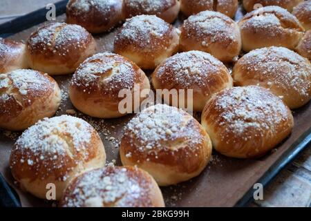 Grain interi panini su tavola. Panini appena sfornati per colazione Foto Stock