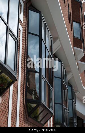 Architettura postmoderna Red Brick Windows Geometric Elsinore House, 77 Fulham Palace Rd, Hammersmith, Londra W6 8JA TP Bennett Foto Stock