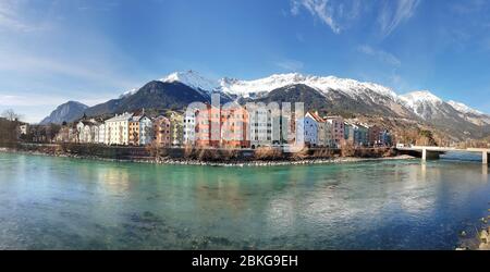 Vista panoramica di Innsbruck con case colorate lungo il fiume Inn Foto Stock