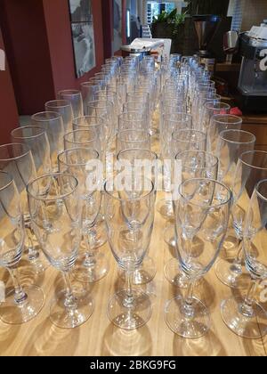 Bicchieri vuoti di champagne sul tavolo del bar. Foto Stock